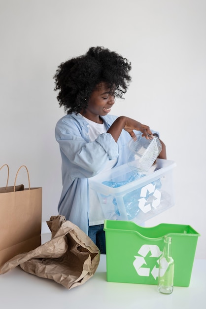 Bezpłatne zdjęcie recykling kobiet dla lepszego środowiska