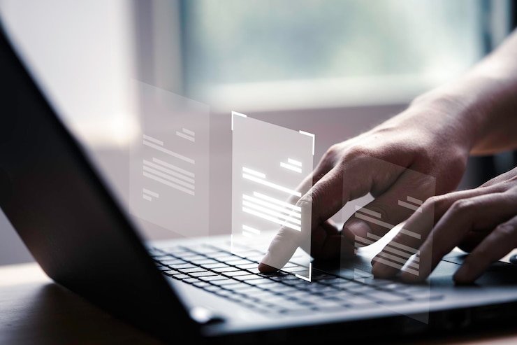Bezpłatny plik Zdjęcie ręczne korzystanie z laptopa z wirtualnym ekranem i dokumentem do zatwierdzania online zapewniania jakości bez papieru i koncepcji zarządzania erp
