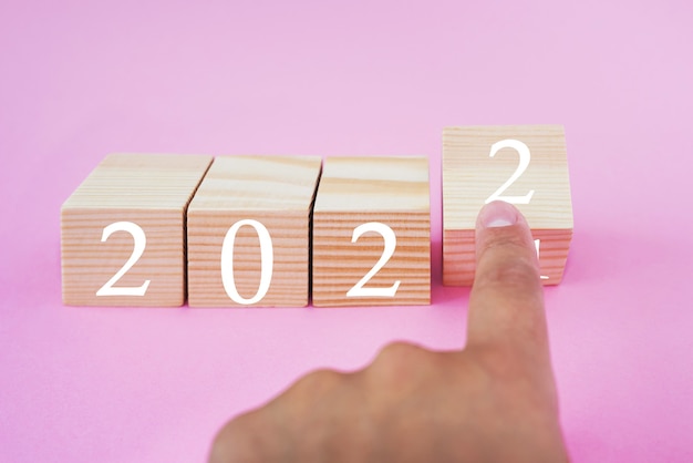 Ręcznie zmieniane drewniane klocki z numerem 2021 do 2022. koncepcja nowego roku. skopiuj miejsce.
