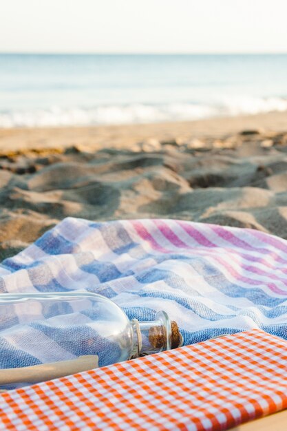 Ręcznik plażowy w pobliżu linii brzegowej