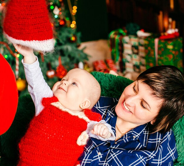 Red Christmas hat wisi nad głową dziewczyny