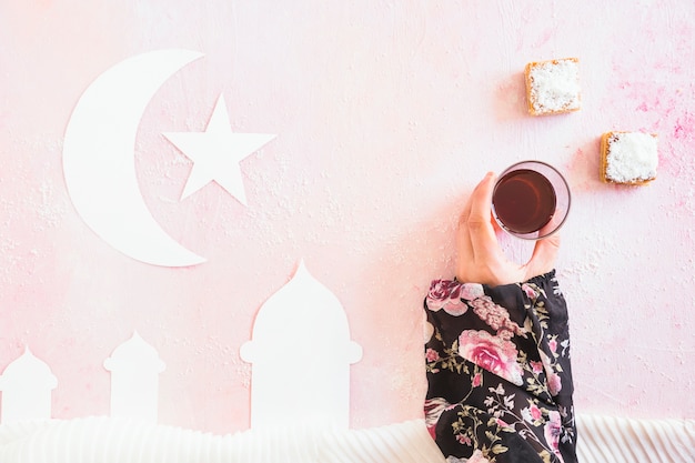 Bezpłatne zdjęcie ręka bierze herbatę z islamskiej kompozycji