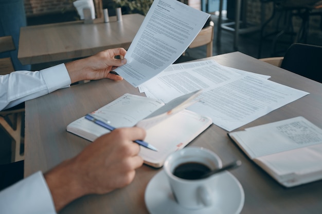 Bezpłatne zdjęcie ręka cafe człowiek osoba tabletka