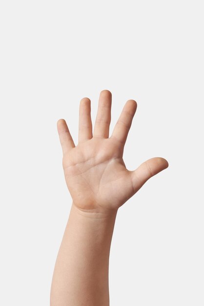 Ręka dziecka licząca na palcach pięć