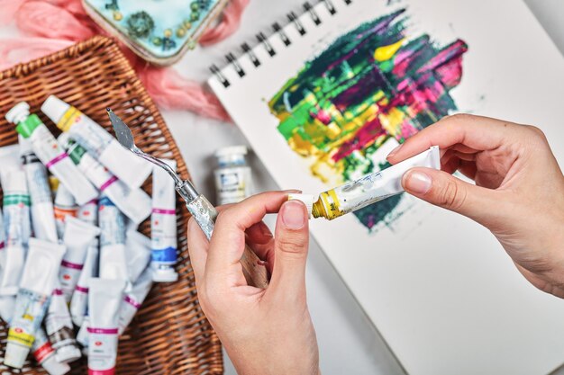 Ręka kobiety rysunek malowanie obrazu farbami olejnymi.
