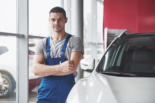 Ręka mechanika samochodowego z kluczem. Warsztat samochodowy.