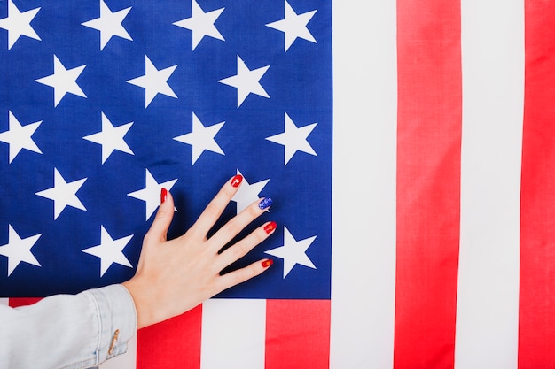 Bezpłatne zdjęcie ręka na amerykańską flagę