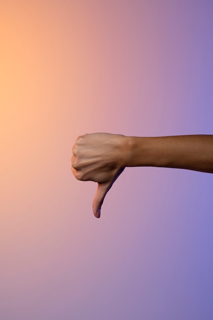 Ręka pokazująca kciuk w dół