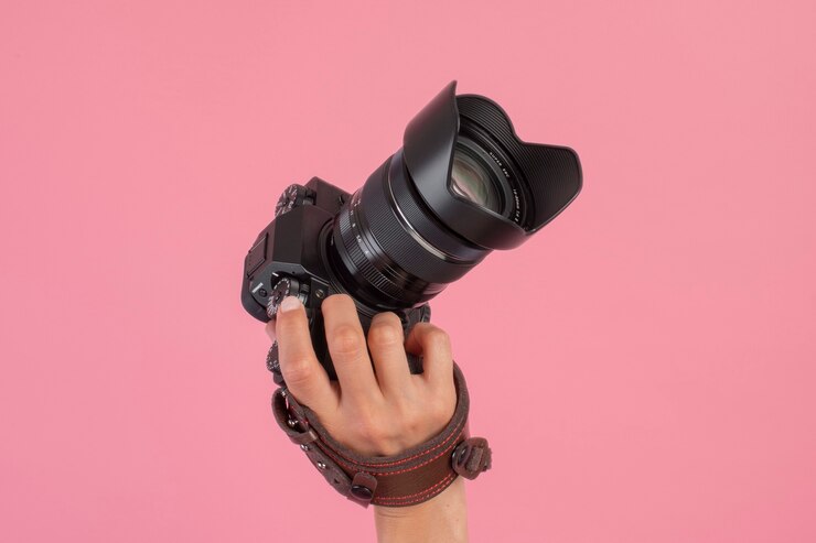 Bezpłatny plik Zdjęcie ręka trzyma aparat fotograficzny