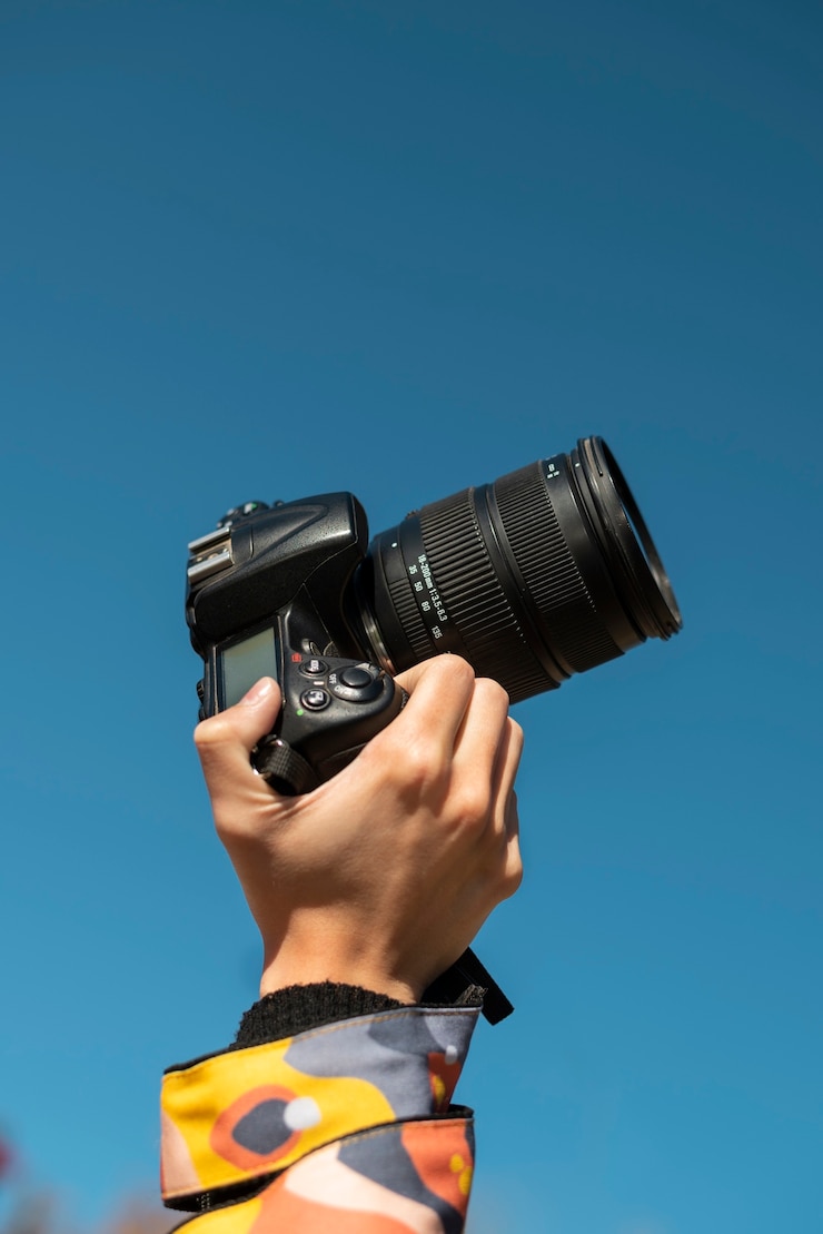 Bezpłatny plik Zdjęcie ręka trzyma aparat fotograficzny