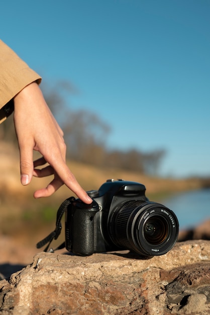 Bezpłatne zdjęcie ręka trzyma aparat fotograficzny