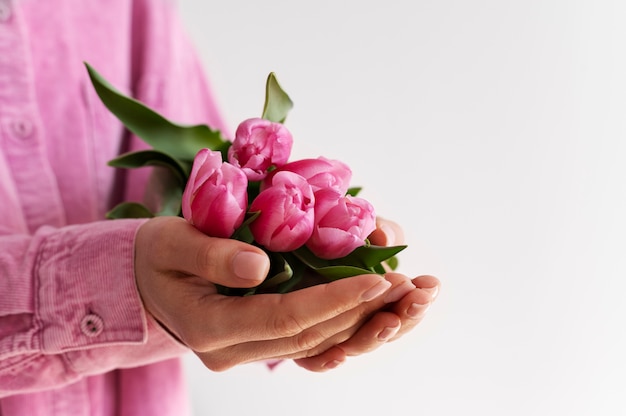 Bezpłatne zdjęcie ręka trzyma elegancki kwiat