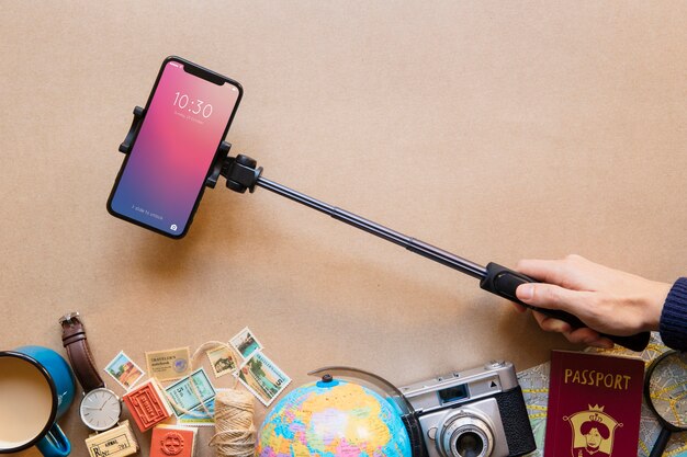 Ręka trzyma hi-tech smartphone na monopod