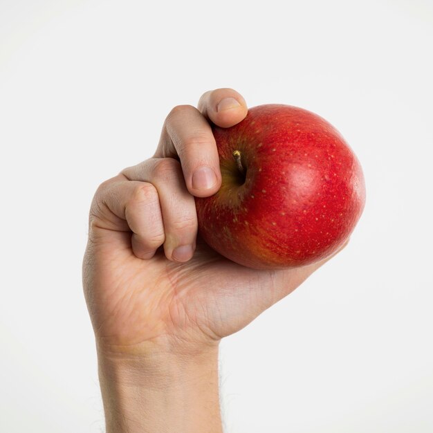 Ręka trzyma jabłko