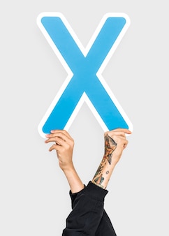 Ręka trzyma literę x znak