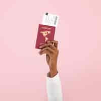 Bezpłatne zdjęcie ręka trzyma paszport nowa normalna podróż