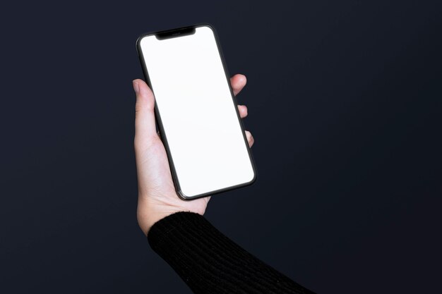 Ręka trzyma pusty ekran smartfona z przestrzenią projektową