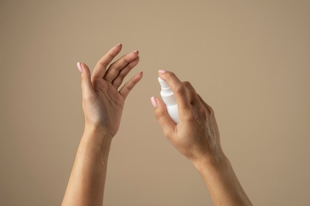 Ręka trzyma spray świeżej koncepcji skóry