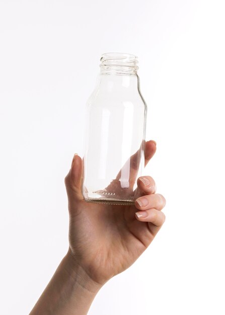 Ręka trzyma szklaną butelkę