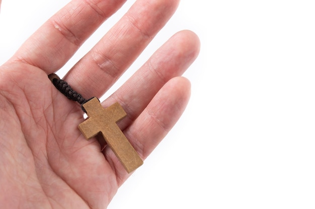 Ręka z różańcem katolickim krzyżem na białym tle