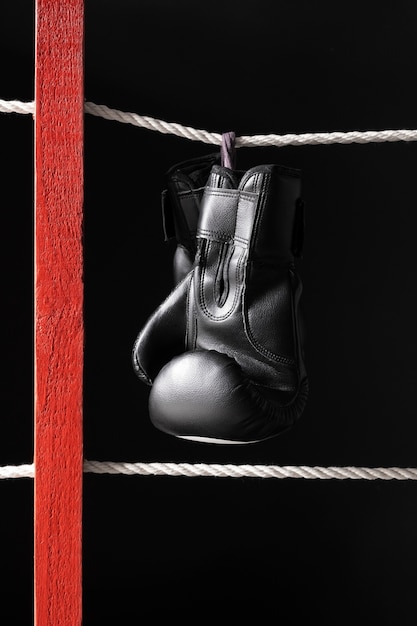 Bezpłatne zdjęcie rękawice bokserskie wiszą na ringu
