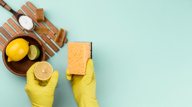 Rękawice ochronne i ekologiczne produkty do czyszczenia domu