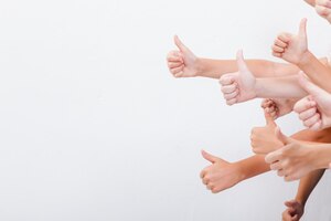 Bezpłatne zdjęcie ręki nastolatkowie pokazuje ok znaka