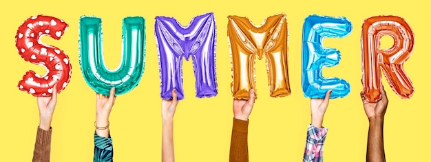 Bezpłatne zdjęcie ręki pokazuje lato balonów słowo