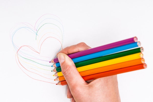 Bezpłatne zdjęcie ręki rysunkowi serca z barwionymi ołówkami