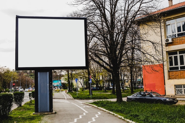 Reklama billboard przed budynkiem mieszkalnym w mieście