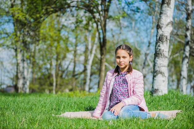 Relaxed Dziewczyna Siedzi Na Wolnym Powietrzu