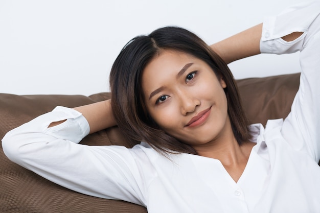 Relaxed Młoda kobieta Azji leżący na poduszce
