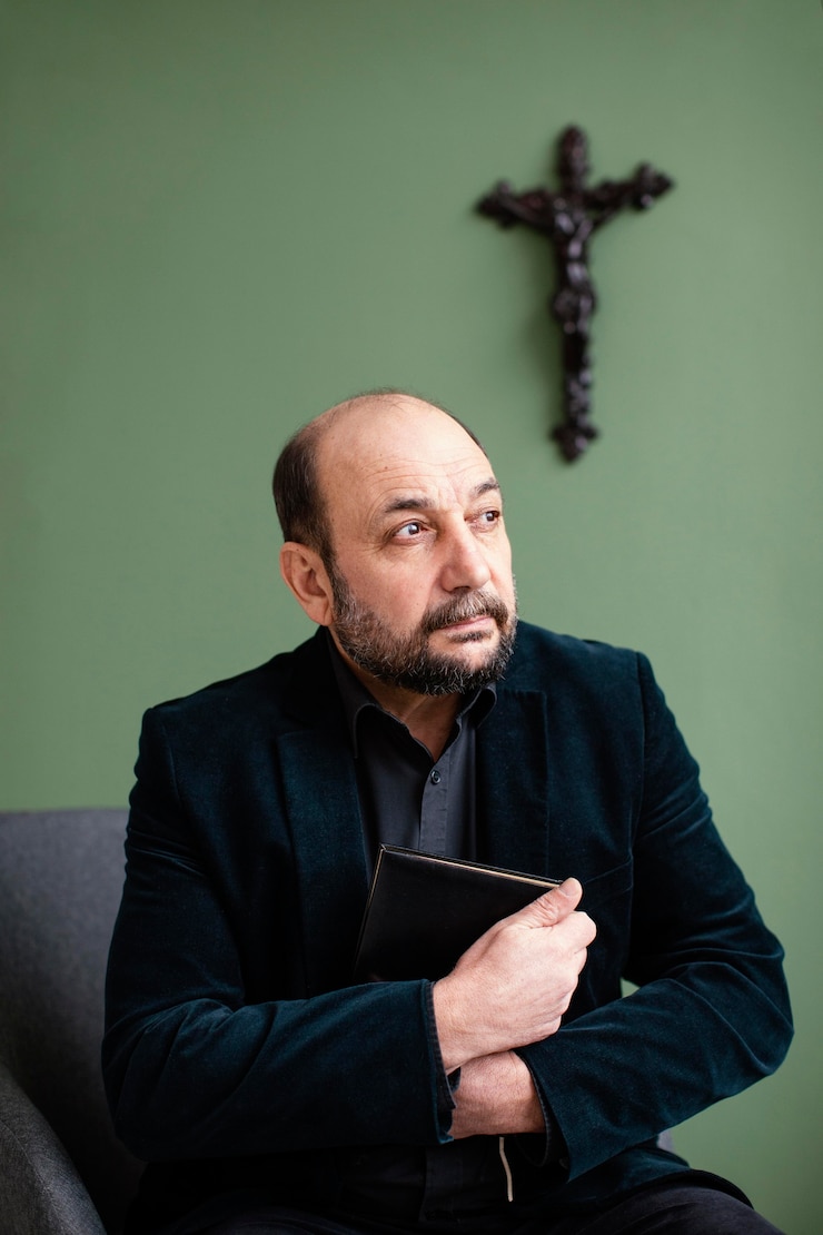 Bezpłatny plik Zdjęcie religijny mężczyzna trzymający świętą księgę
