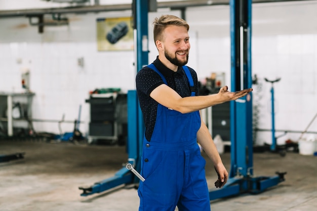 Repairman uśmiecha się do pracy