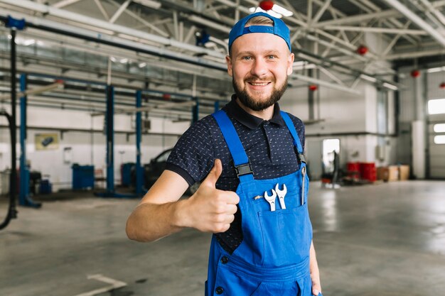 Repairmen uśmiechając się do garażu