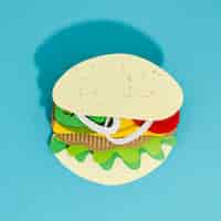Bezpłatne zdjęcie replika burgera na niebieskim tle