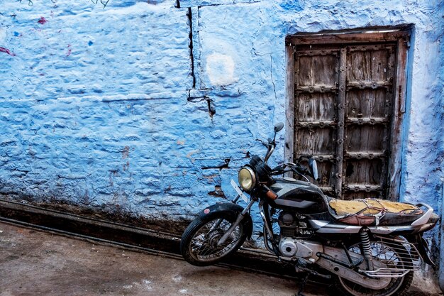 Retro motocykl w błękitnym mieście, Jodhpur India