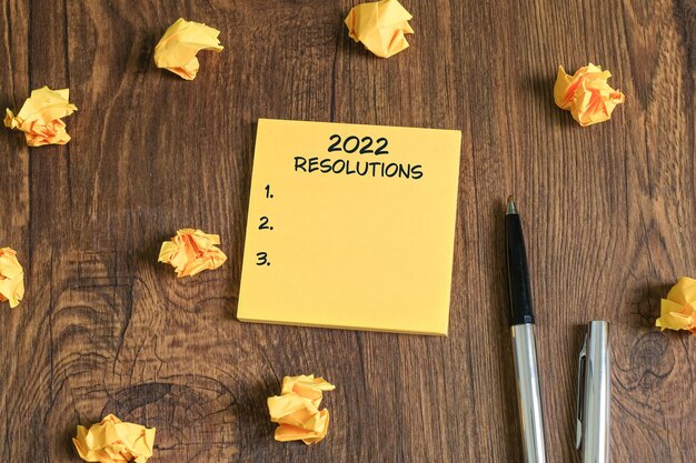 Rezolucje 2022, plany życiowe, biznes, zbliżenie człowieka piszącego i przygotowującego się do nowego roku 2022