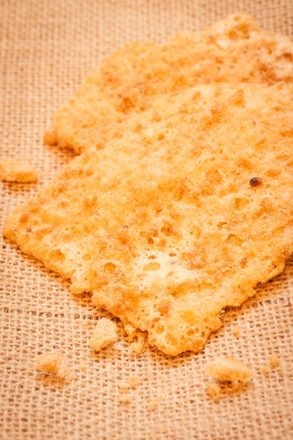 Bezpłatne zdjęcie rice cracker z flossy wieprzowina