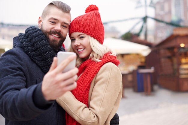 Robienie selfie obok jarmarku bożonarodzeniowego