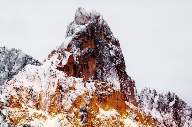 Bezpłatne zdjęcie rocky mountain pokryte śniegiem