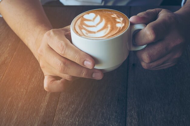 Rocznik kawa z latte sztuki dekoracją