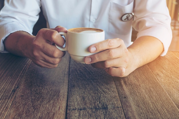 Rocznik kawa z latte sztuki dekoracją