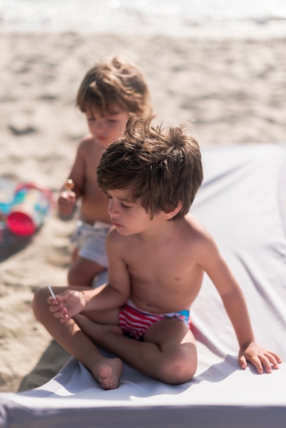 Rodzeństwo Gra Na Plaży