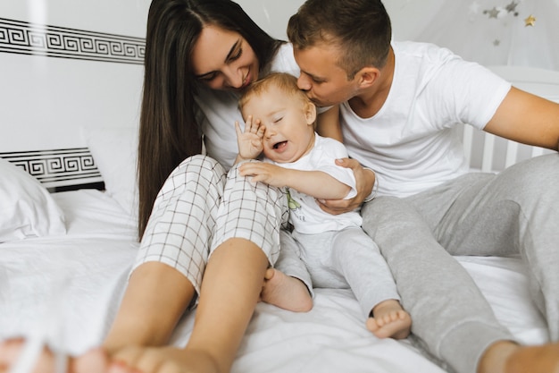 Bezpłatne zdjęcie rodzice radują się w swoim małym dziecku