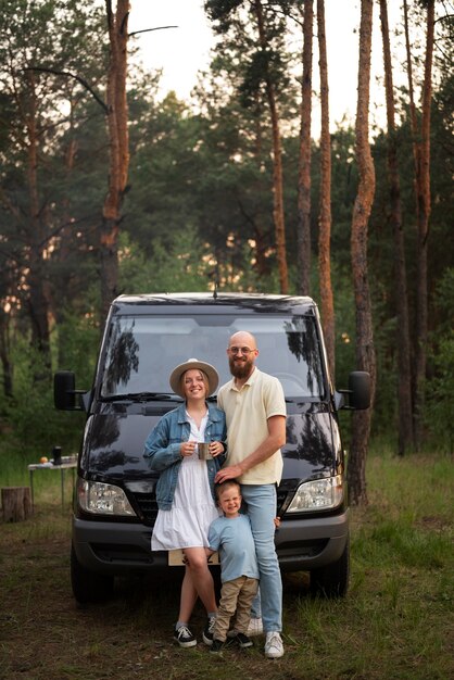 Rodzina ciesząca się czasem na kempingu