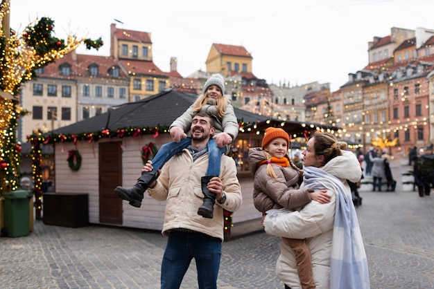 Rodzina ciesząca się podróżą podczas świąt Bożego Narodzenia