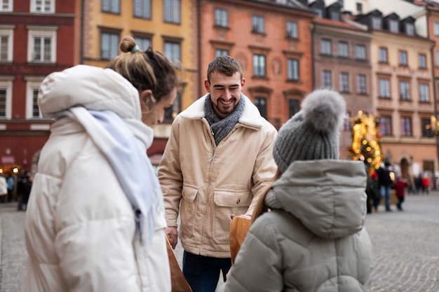 Rodzina ciesząca się podróżą podczas świąt Bożego Narodzenia