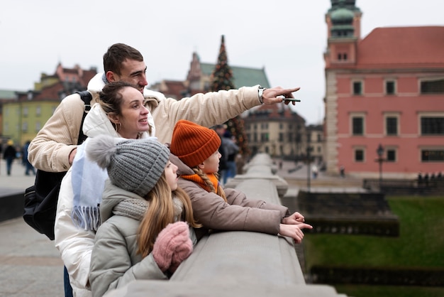 Bezpłatne zdjęcie rodzina ciesząca się wycieczką na wakacjach