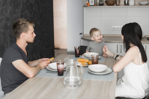 Bezpłatne zdjęcie rodzina cieszy się śniadanie w kuchni